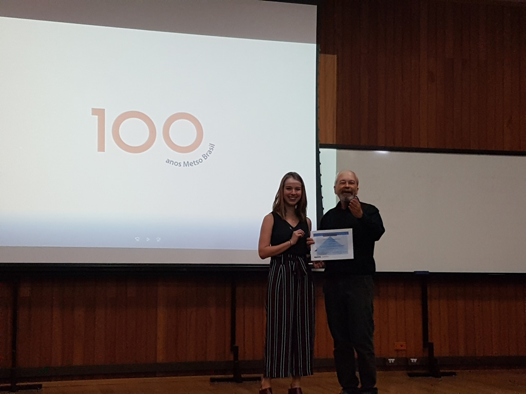 O Eng. Osni de Mello, Presidente da APEMI, entrega o prêmio à aluna Bárbara Fiorito